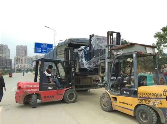 明邦400kw发电机正在卸货3