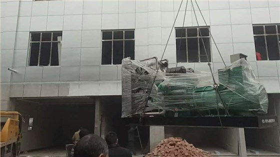 明邦工作人员正在进行安装800kw通柴发电机