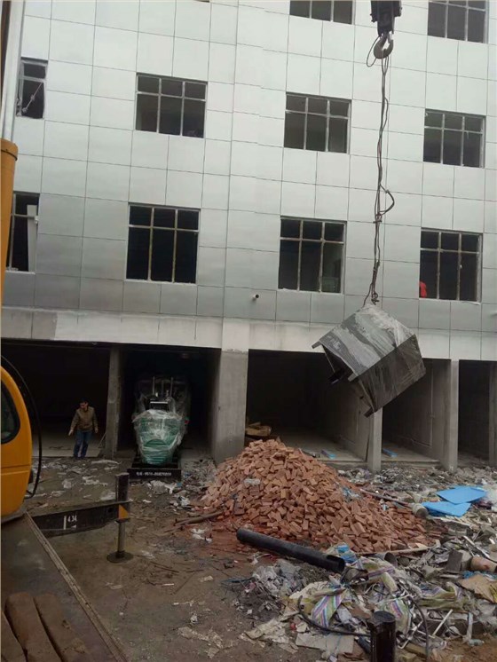 明邦工作人员正在进行安装800kw通柴发电机1